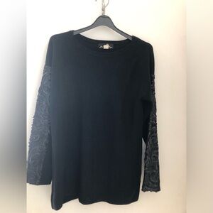 Elegant Black sweater with sequin Sleeve